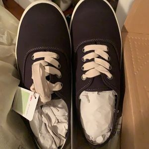 TAOS Brand new in box Black Canvas